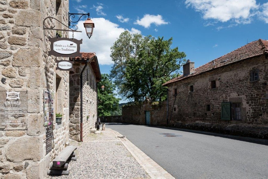 C&#39;est une une ferme traditionnelle datant du XVe siècle qui abrite le musée de la Fourme et des Traditions.