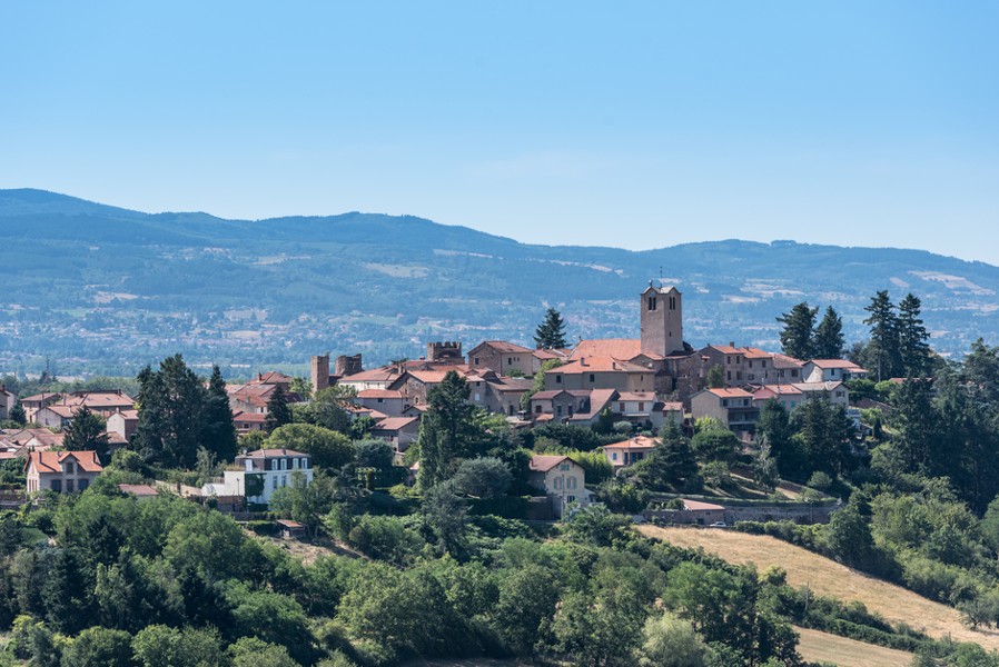 Les remparts du bourg de Villerest et ses maisons à colombages encerclent l’église du 12e siècle et la chapelle Saint-Sulpice.