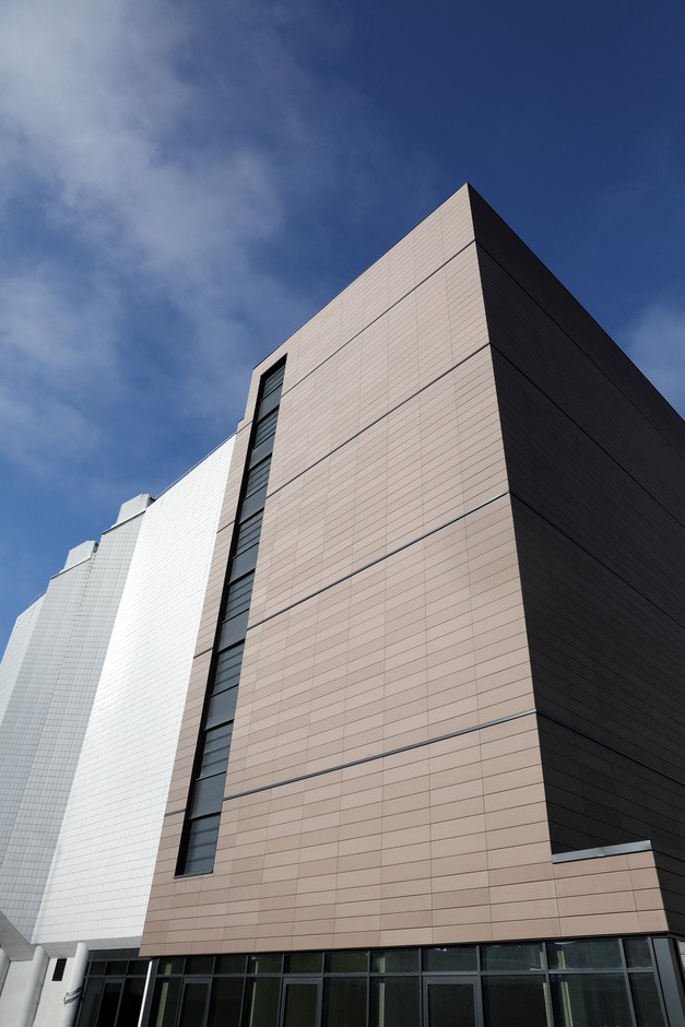 Le nouvel édifice jouxte le bâtiment principal, dans le quartier de Bergson à Saint-Étienne