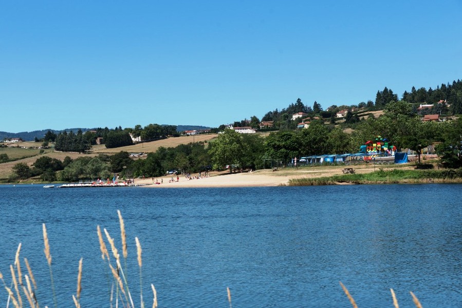 Le lac de Villerest, qui serpente sur 35 km, accueille une base nautique proposant de nombreuses activités.