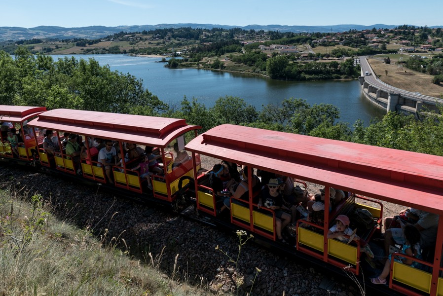 Le train touristique des Belvédères propose une heure de balade commentée, avec une vue imprenable sur le lac de Villerest !