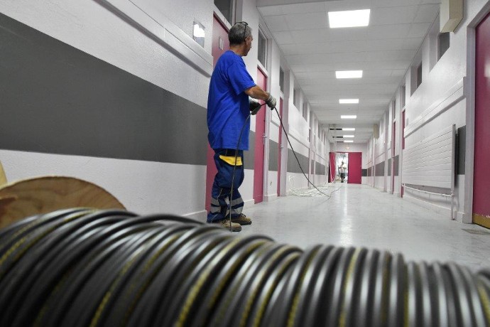 Ici, le technicien est rassuré : la pose des câbles respecte le calendrier prévu.