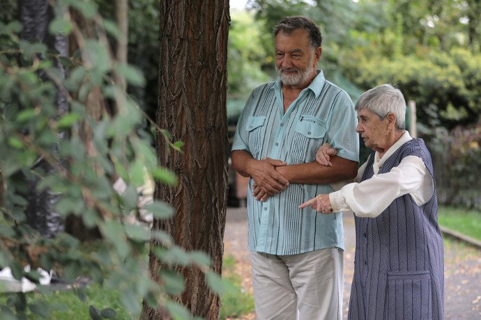 Jean-Claude et Claudine, sa maman de cœur, profitent de l’extérieur de la structure.