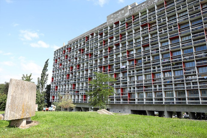 L’unité d’habitation de 50 mètres de hauteur comprend 414 appartements allant du studio au 80 m². Parmi les 5 Unités d'Habitation bâties dans le monde (Marseille, Rezé-les-Nantes, Briey-en-Forêt, Berlin), celle de Firminy est la dernière édifiée.