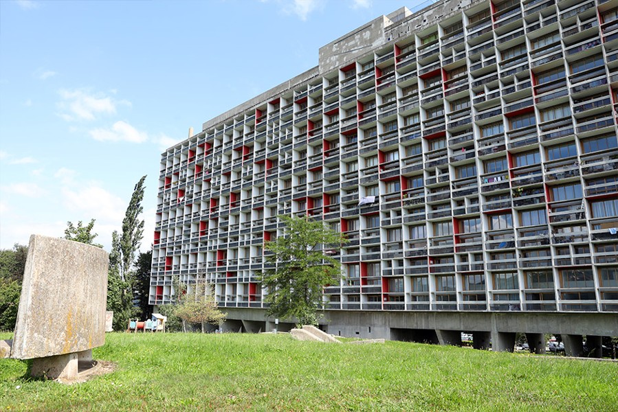L’unité d’habitation de 50 mètres de hauteur comprend 414 appartements allant du studio au 80 m². Parmi les 5 Unités d&#39;Habitation bâties dans le monde (Marseille, Rezé-les-Nantes, Briey-en-Forêt, Berlin), celle de Firminy est la dernière édifiée.