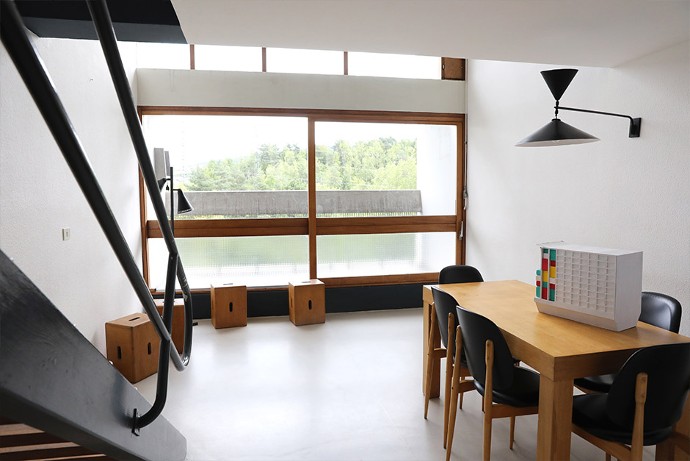 Des touristes du monde entier visitent tout au long de l’année le Site Le Corbusier. Ici, un appartement-témoin dans la première rue, face au premier, de type T4 avec balcon aux baies vitrées, espace, clarté...