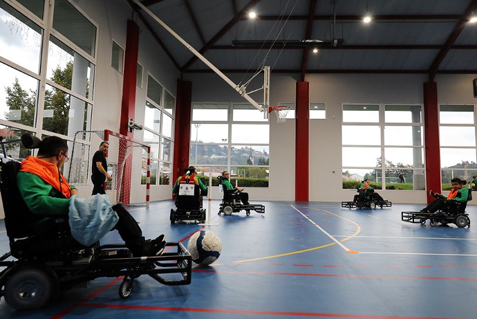 Championnats de France, coupe d’Europe, coupe du monde… Né en France, le foot-fauteuil est aujourd’hui un sport devenu populaire dans le monde entier.