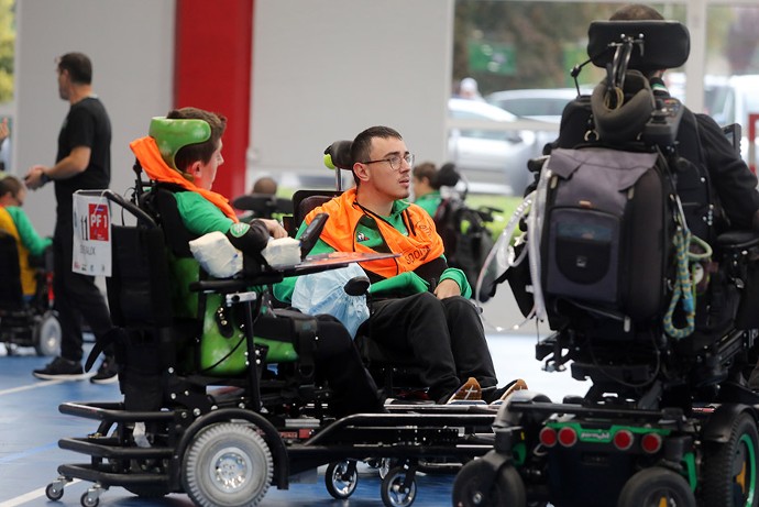 L’équipe ASSE Cœur-Vert Aésio se déplace en minibus adapté à l’accueil de passagers en fauteuil roulant. Un prêt de l’ASSE.