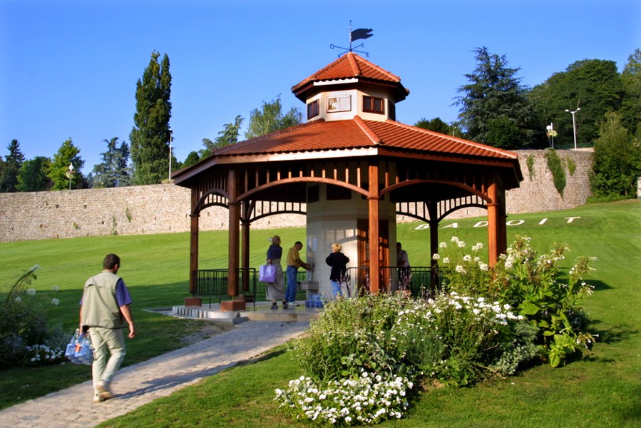 2/ Situé dans un parc verdoyant, le kiosque Badoit permet aux touristes d’apprécier cette précieuse eau minérale naturellement gazeuse. Les habitants de Saint-Galmier, eux, peuvent puiser de l&#39;eau chaque jour.