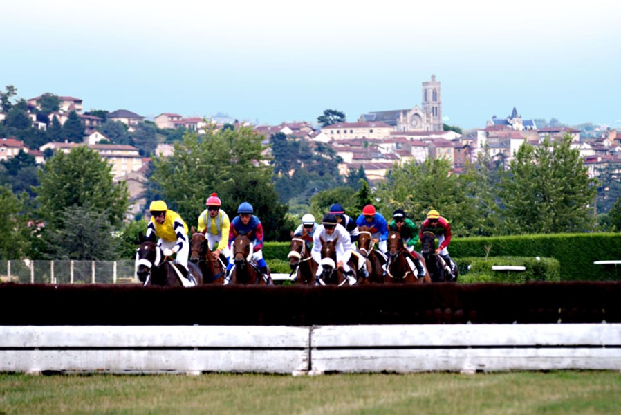 3. Créé en 1899, l’hippodrome de Saint-Galmier est le centre d’attractions privilégié des parieurs venus encourager leurs chevaux favoris.