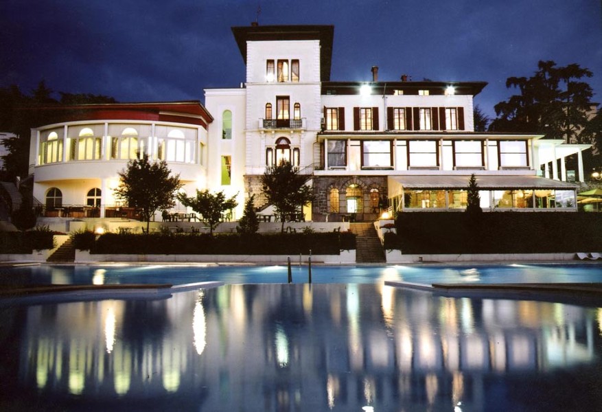 5 /  Installé dans une charmante villa du 20e siècle, le casino le Lion Blanc propose un univers de divertissement et sa brasserie panoramique.