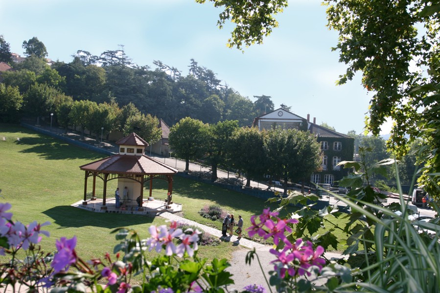 1 / Au premier plan : le kiosque de puisage. Au second plan : le bâtiment de l’entreprise Badoit.