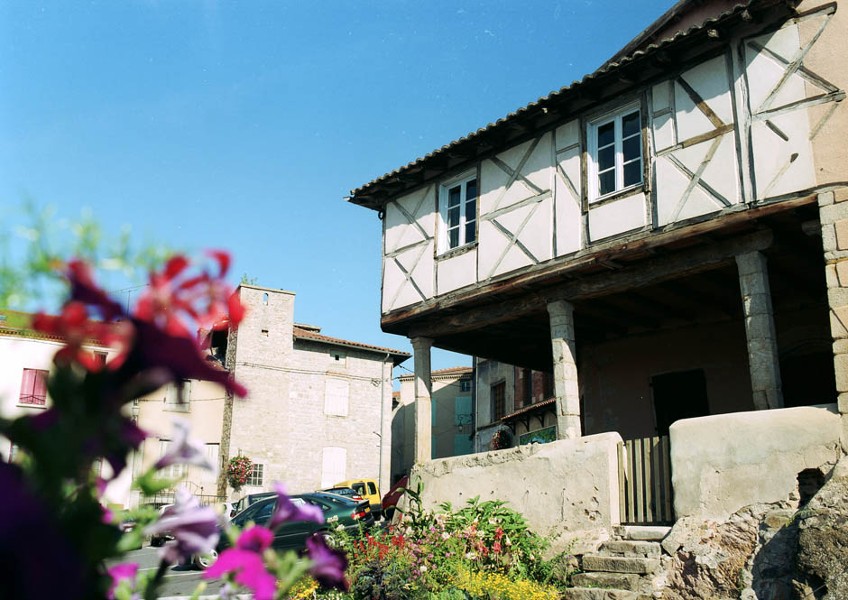 7 / Sur la place des Roches, place du marché depuis le Moyen-âge, la « Maison sur colonnes » surplombait les places du Pilori et de la Boaterie.