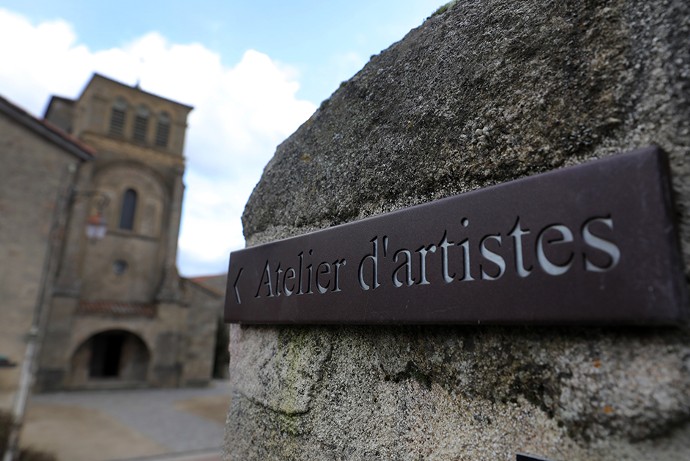 Marols accueille une quinzaine d’artistes qui se vouent entièrement à la création contemporaine et aux métiers d’art.