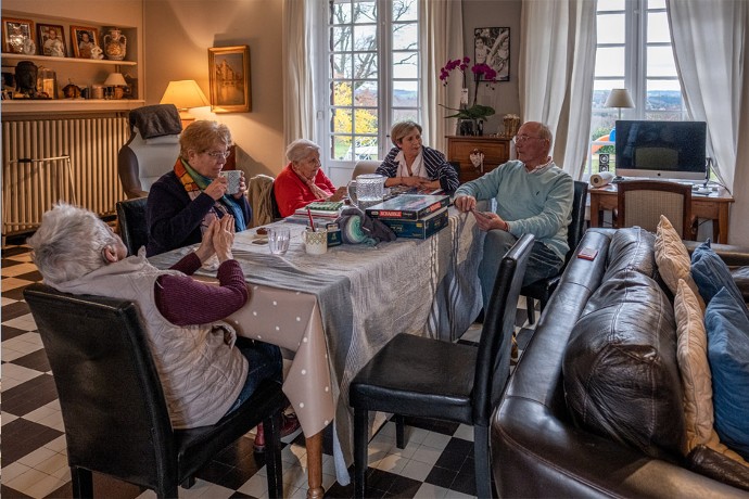Après quelques jeux, il est l’heure de goûter. « Voici votre tisane ! Attendez, je vais vous aider. On pourra ensuite faire notre séance de manucure. »