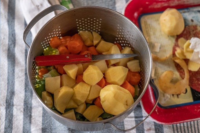 L’épluchage des légumes mobilise Josette et ses résidentes. « La soupe est bonne ! » s’exclame Jeannine. « Je confirme », renchérit Lina. « Et pourtant, j’ai la mémoire qui flanche. »