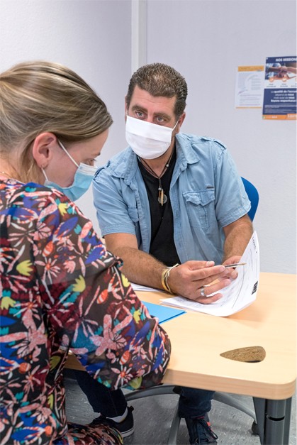 Veille. Les référents s’assurent que les allocataires tiennent leurs engagements de formation, de soins ou financiers.