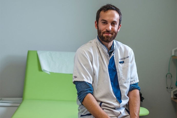 Services. Le docteur Joseph Maurin, 32 ans, peut recevoir jusqu’à trente patients par jour. Il alterne les consultations au cabinet et à domicile.