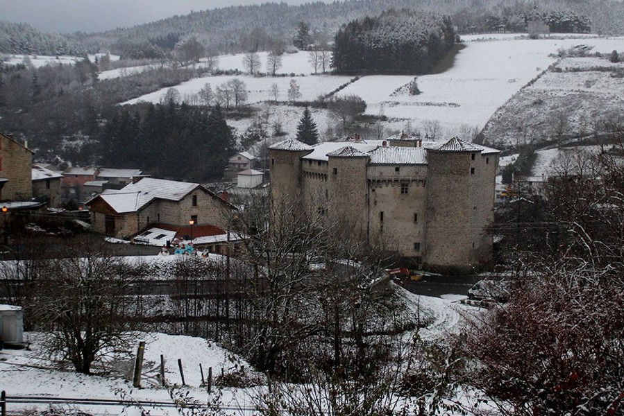 Moyenâgeux. Sur le flanc d’un vallon, Chalmazel- Jeansagnière, dont le nom médiéval était jadis Saint- Jehan-des- Neige, est ancrée à 800 mètres d’altitude.