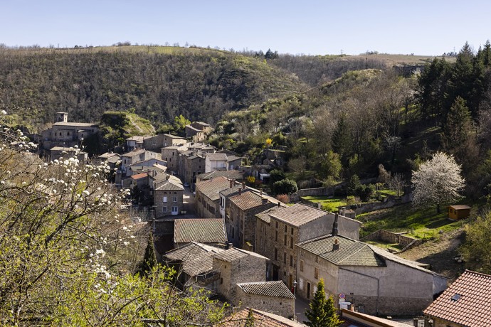 Méditerranéen. Entouré de vignobles et de collines abruptes, le village médiéval de Malleval est composé de maisons Renaissance, de vestiges d’un château et d’une église du 11e siècle.