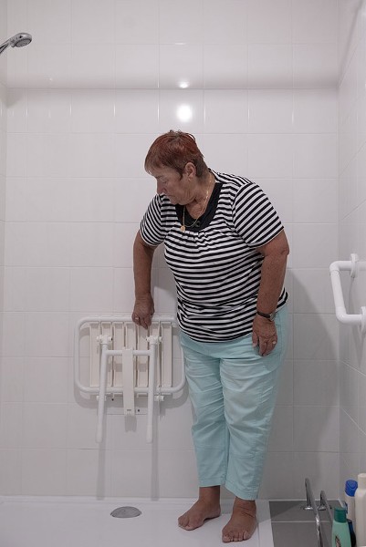 À Saint-Genest-Lerpt, Geneviève a pu bénéficier gratuitement dans son logement d’une salle de bain adaptée à sa sciatique.