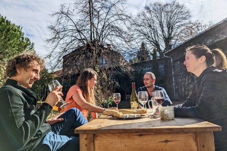 Fruits, légumes, chocolat de Saint-Just Saint- Rambert, fromage de Saint-Romain-le-Puy… En lançant La Graine locale en octobre 2018, Clarisse Romeyron, 28 ans, n’a pas manqué de flair.