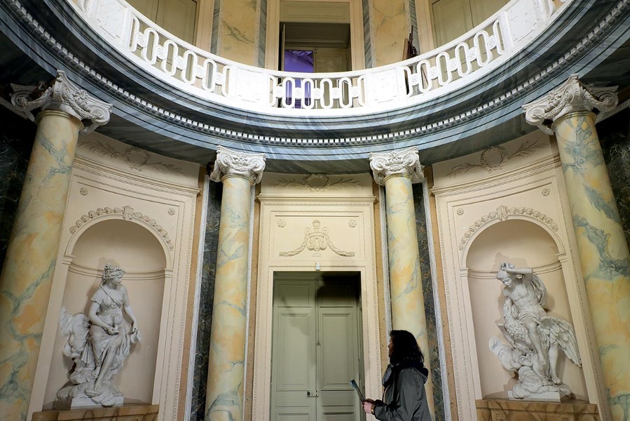 Prestige. Le hall d’entrée, orné de colonnes ioniques et de deux sculptures de Joseph Chinard, témoin du passé de l’élégante demeure.
