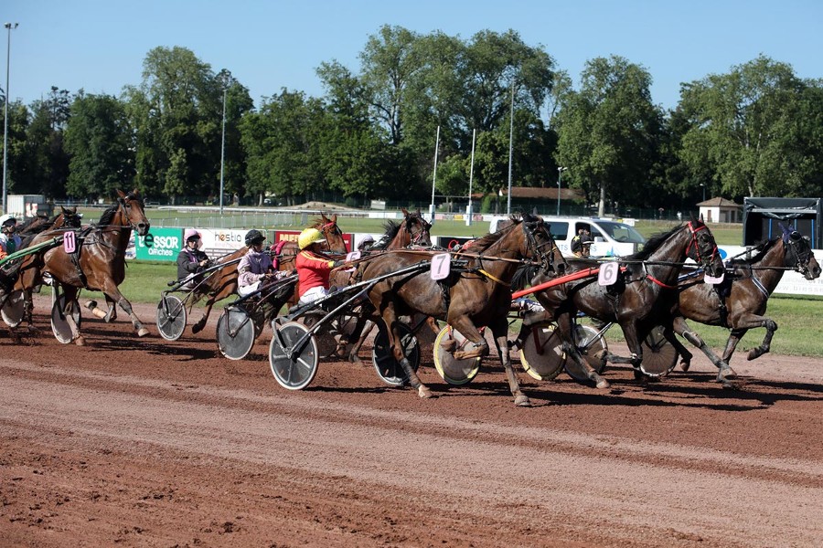 Seules les courses de trot se disputent à Feurs. Le galop n&#39;y est plus pratiqué depuis 1998 et la réfection de la piste.