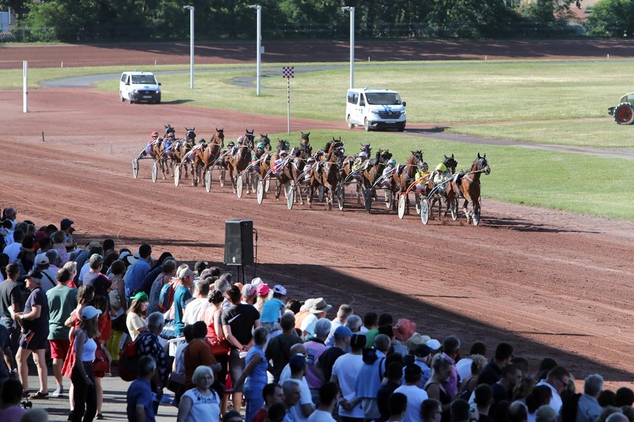 L&#39;accès à l&#39;hippodrome est gratuit pour les femmes, les enfants et les personnes âgées. Un gage de popularité.