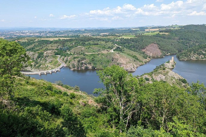 Depuis le toit-terrasse, les curieux observent la presqu'île de Grangent mais aussi le barrage EDF.