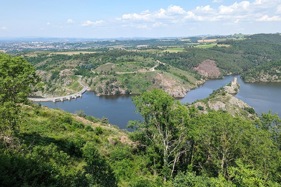 Depuis le toit-terrasse, les curieux observent la presqu&#39;île de Grangent mais aussi le barrage EDF.