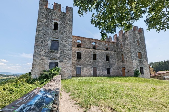 Construit en 1580 sur les ruines d'un ancien oppidum, le château d'Essalois domine le fleuve depuis les hauteurs de Chambles.