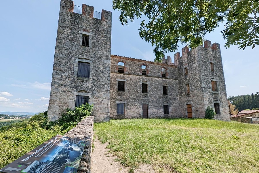 Construit en 1580 sur les ruines d&#39;un ancien oppidum, le château d&#39;Essalois domine le fleuve depuis les hauteurs de Chambles.