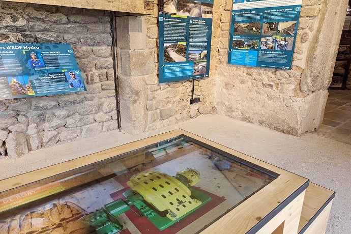 Le mobilier du château se veut interactif. À voir notamment : photos d'archives et vidéos.