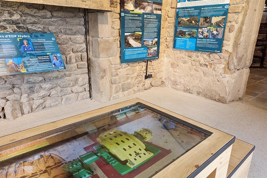 Le mobilier du château se veut interactif. À voir notamment : photos d&#39;archives et vidéos.