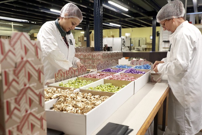 La confection des assortiments est confiée aux salariés, en bout de chaîne.