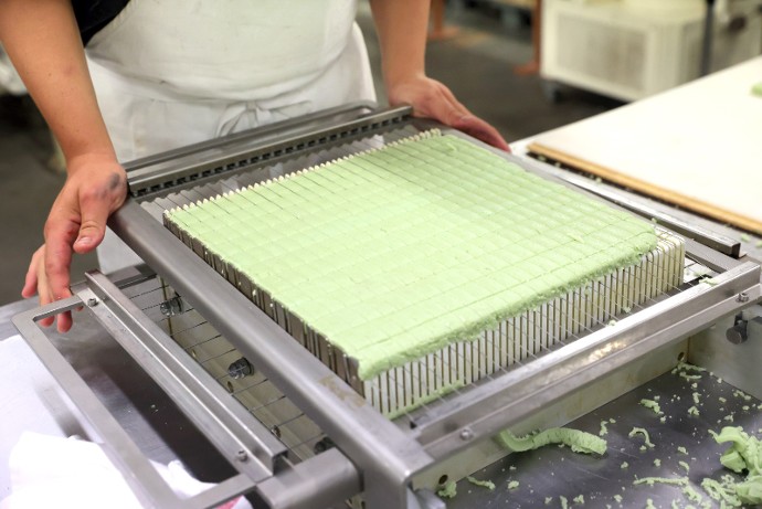 La confection de la pâte d'amandes.