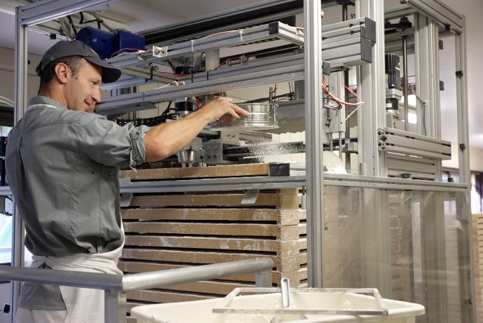 67 personnes travaillent en fin d'année à la préparation des bonbons de chocolat.