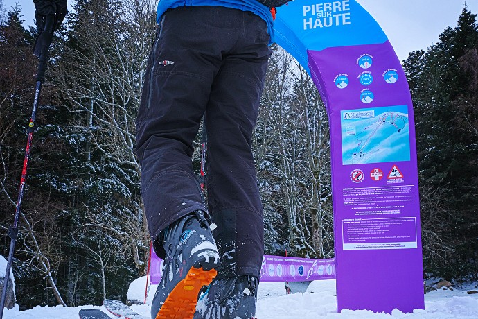 Nombreuses sont les stations à surfer sur le ski de randonnée, offre alternative aux raquettes à neige. Les parcours permanents sont particulièrement développés du côté de Chamrousse ou d’Arêches-Beaufort (Mecque de la discipline avec la Pierra Menta).