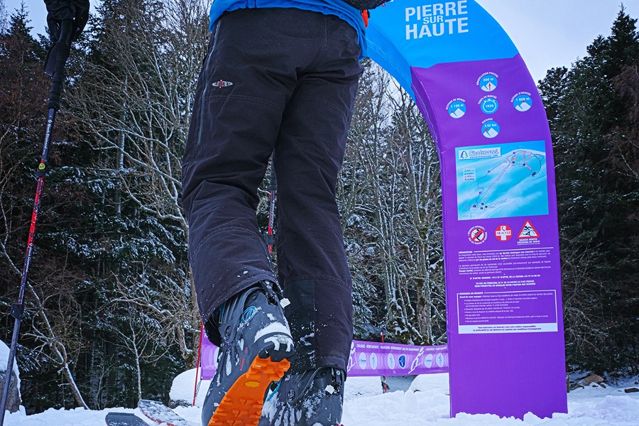Nombreuses sont les stations à surfer sur le ski de randonnée, offre alternative aux raquettes à neige. Les parcours permanents sont particulièrement développés du côté de Chamrousse ou d’Arêches-Beaufort (Mecque de la discipline avec la Pierra Menta).