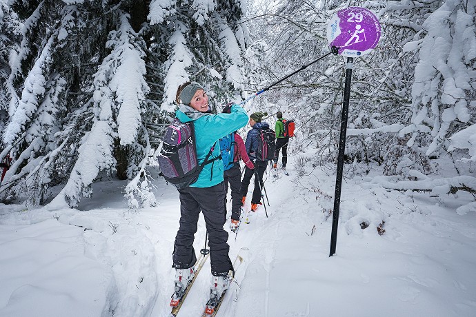 Les randonneurs suivent le balisage violet.
