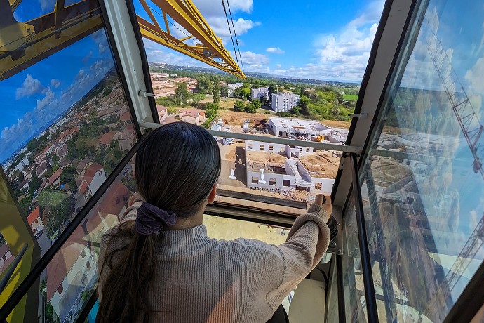 Aux commandes d'une grue.