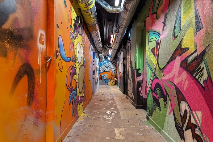 Les jeunes évoluent de cellule en cellule, plongés dans un urbex.