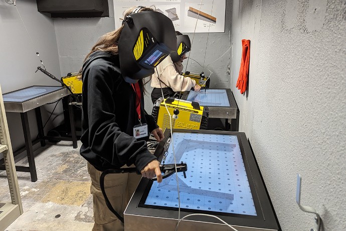 Au poste de soudure.