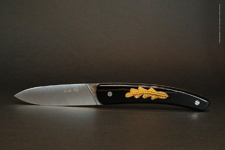 Couteau brodé au fil d&#39;or