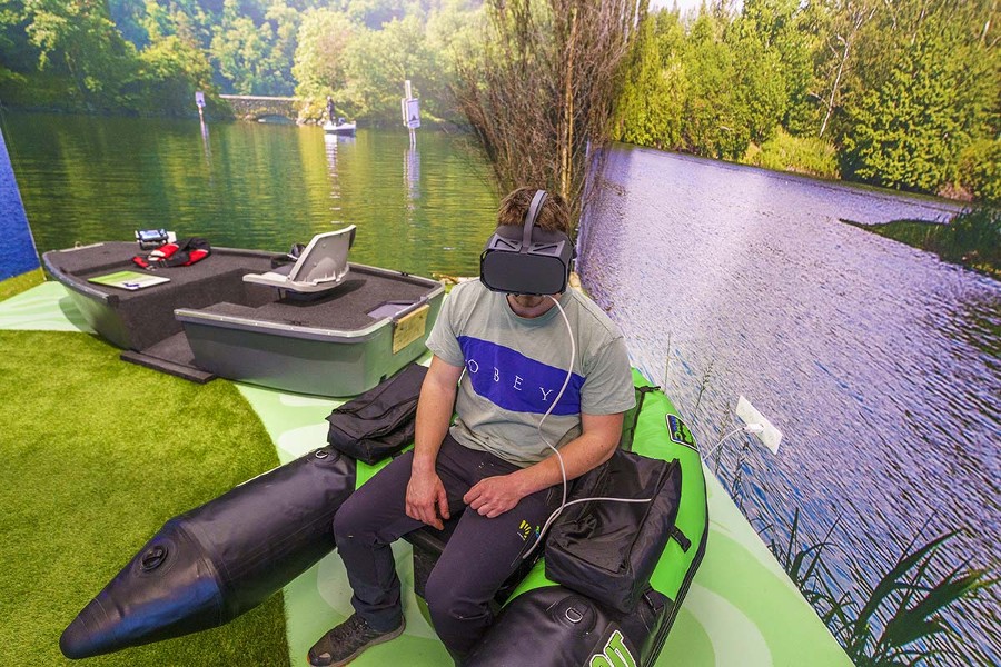 Enfilez un casque de réalité virtuelle et découvrez le float-tube sur les eaux de Grangent et Villerest.
