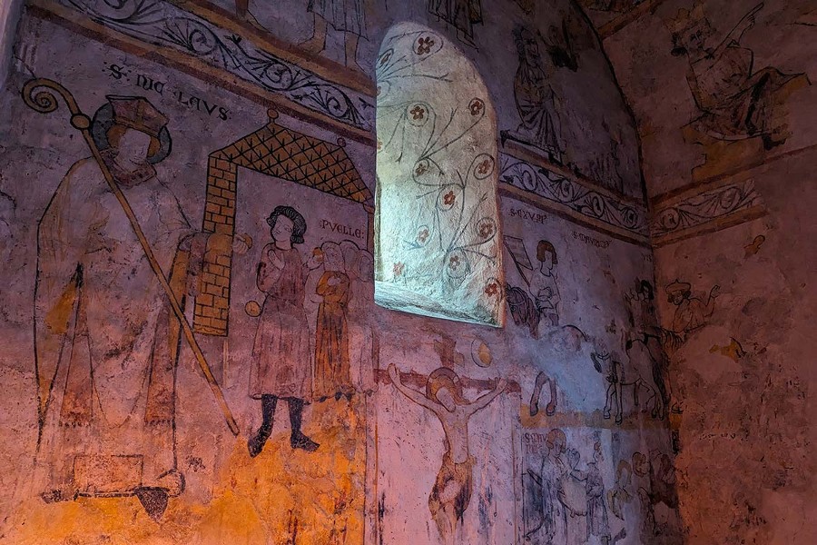Ne manquez pas les peintures XIIIe du chœur de l’église Saint-Maurice. Mises au jour en 1912 et 1923, elles proposent une lecture illustrée des grands passages de la Bible. Également, vitraux du maître verrier Théo-Gérard Hanssen.