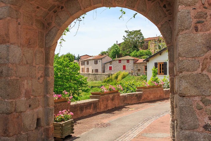 Saint-Jean-Saint-Maurice sur-Loire est la commune affublée du nom le plus long dans le département. Elle résulte de la fusion de deux bourgs, actée dans les années 2000. La « rue de l’Union » effectue le trait d'union entre les deux.