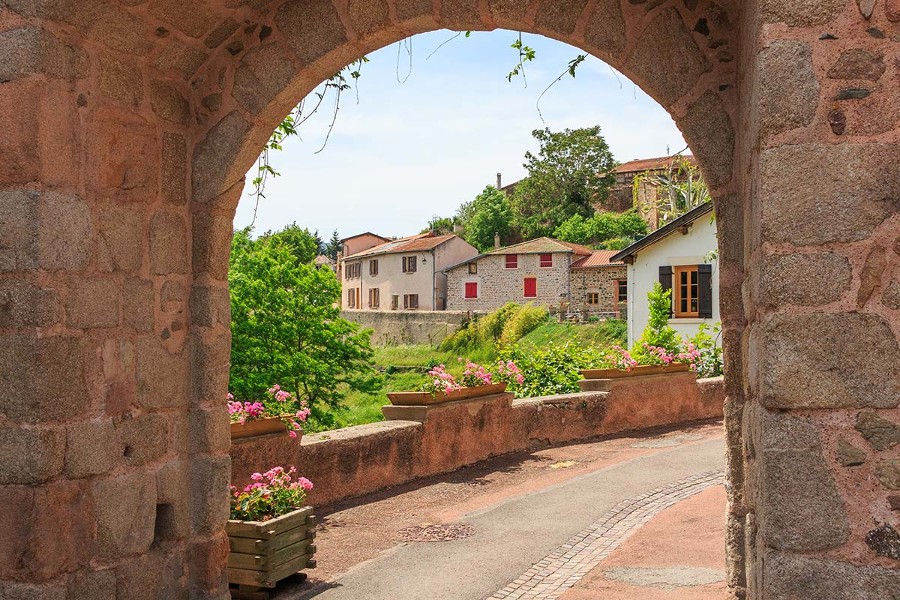 Saint-Jean-Saint-Maurice sur-Loire est la commune affublée du nom le plus long dans le département. Elle résulte de la fusion de deux bourgs, actée dans les années 2000. La « rue de l’Union » effectue le trait d&#39;union entre les deux.