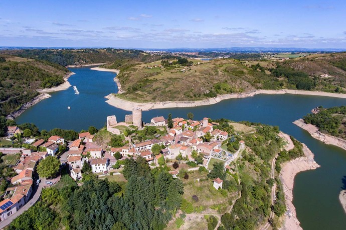 Le château de Saint-Maurice, construit sur le rocher, exerça longtemps un rôle de sentinelle sur la Loire. Le donjon servit de grenier à blé.